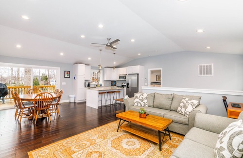 Lake of the Woods House | Exceptional Lakefront Getaway Near DC and Wineries