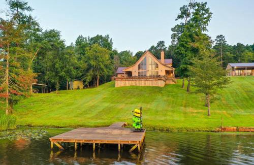Gladewater House | Lakefront Gladewater Retreat with Dock and Hot Tub!