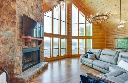 Gladewater House | Lakefront Gladewater Retreat with Dock and Hot Tub!