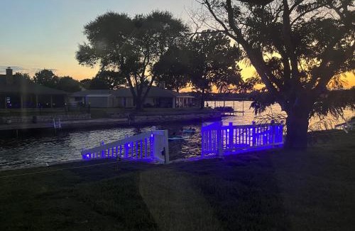 Granbury House | Lakefront Granbury, fishing, quite neighborhood, relaxing!