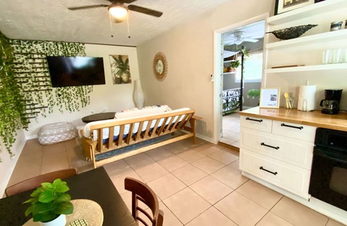 Southwest Orlando House | Lakefront Guest House: Experience Fishing and Downtown Fun