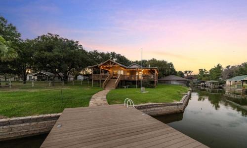Granbury House | Serene Lakefront Haven Near Historic Granbury Square