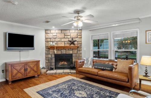 Granbury House | Serene Lakefront Haven Near Historic Granbury Square