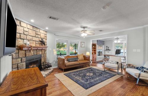 Granbury House | Serene Lakefront Haven Near Historic Granbury Square