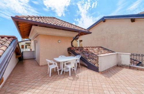 Toscolano Maderno Apartment | Lakefront Haven 18: Family-Friendly Retreat by the Ocean