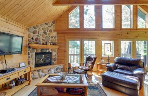 Hazelhurst House | Lakefront Hazelhurst Cabin with Dock & Game Room Fun