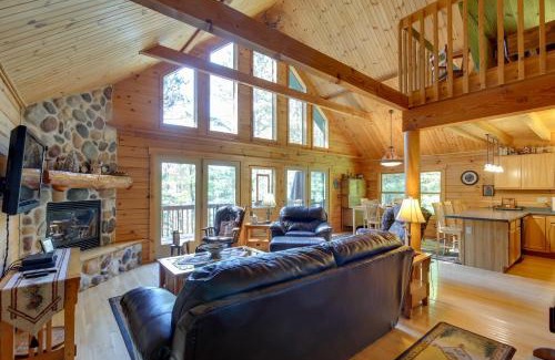 Hazelhurst House | Lakefront Hazelhurst Cabin with Dock & Game Room Fun