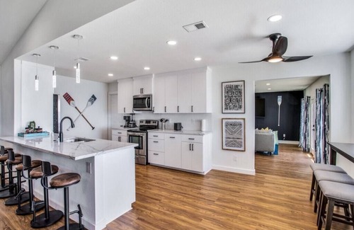 Heath House | Lakefront Heath Retreat