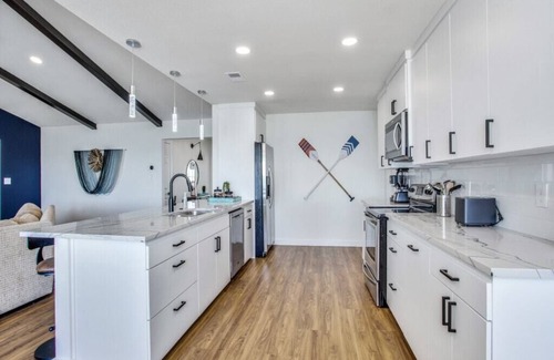 Heath House | Lakefront Heath Retreat