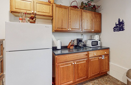 East Hope House | Lakefront home and studio with kayaks, dock, WiFi, fireplaces, BBQ grill