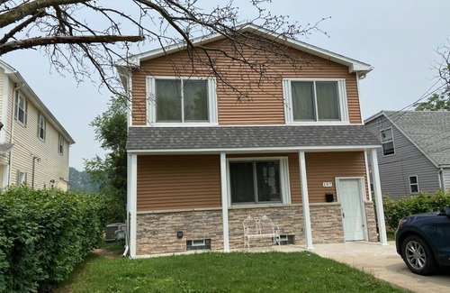 Belleville Cottage | Beautiful Lakefront Home - Family-Friendly with Breakfast