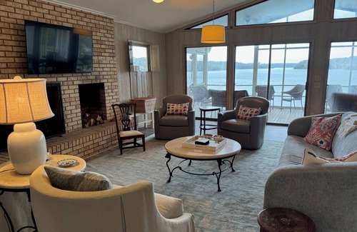 Tuscaloosa House | Lakefront home in Tuscaloosa, 20 minutes from The University of Alabama