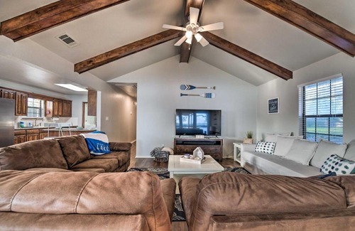 Granbury House | Lakefront Retreat Near Historic Granbury, Family & Pet Friendly
