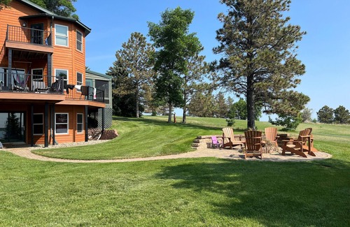 Roseglen House | Lakefront Haven: Guest Rated 9.8 with Family-Friendly Amenities