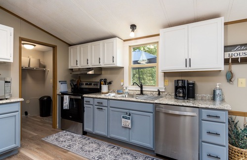Piney Flats House | Serene Lakefront Retreat with Gorgeous Views and Dock Access