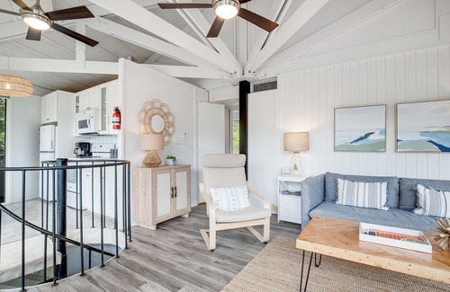 Seabrook Island Cottage | Lakefront Retreat with Lagoon Views, Deck & Pool Access