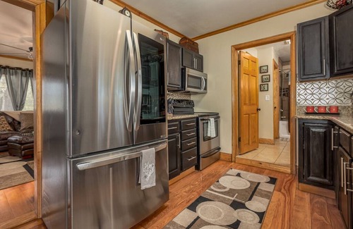 East Dubuque House | Cozy Lakefront Retreat: 2 Bedrooms, Deck & Dock Access