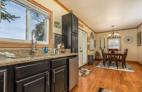 East Dubuque House | Cozy Lakefront Retreat: 2 Bedrooms, Deck & Dock Access