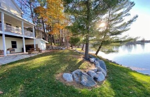Gladwin House | Lakefront Retreat with Bunkhouse - Ideal for Group Getaways