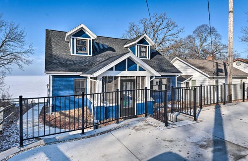 Lake Koshkonong House | Lakefront Retreat with Kayaks and Breathtaking Sunsets