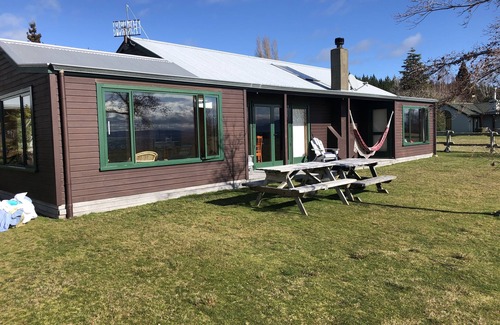 Tauranga Taupo House | Exceptional Lakefront House with Family-Friendly Amenities