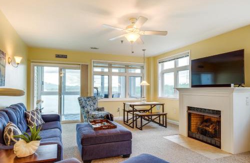 Huddleston Apartment | Lakefront Condo with Pool and Hot Tub in Huddleston