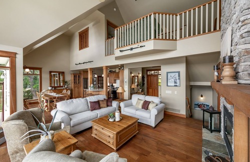 Central Okanagan House | Lakefront Family Retreat with Ocean and Lake Views