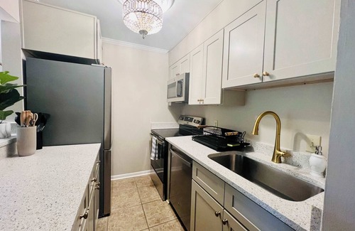 Auburn Condo | Lakefront, Incredible Condo by College St-King Bed, Full Kitchen, Full Bathroom