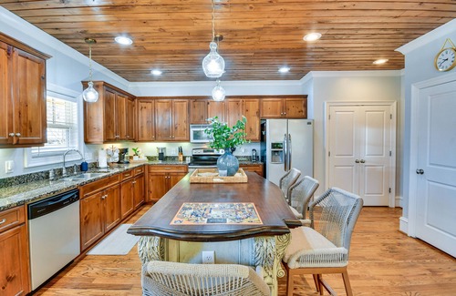 Jacksons' Gap House | Tranquil Lakefront Retreat in Jacksons’ Gap with Dock & Grill