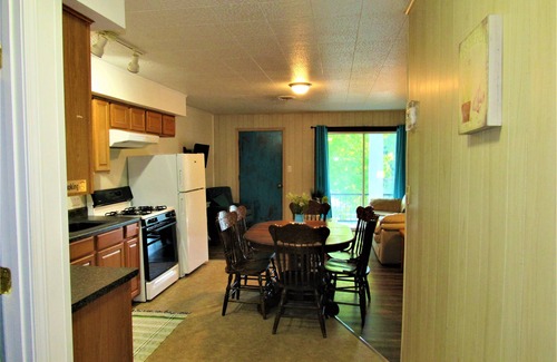 Almo Condo | Beachfront Getaway: Jet Ski & Kayak Rentals Await You