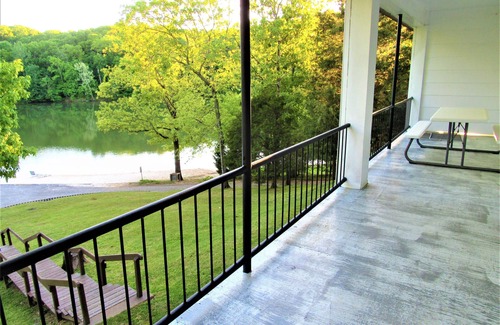 Almo Condo | Beachfront Getaway: Jet Ski & Kayak Rentals Await You