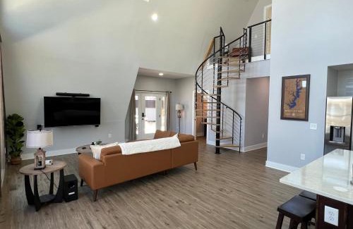 Seneca House | Inviting Lakefront Keowee Cottages for Family Getaways