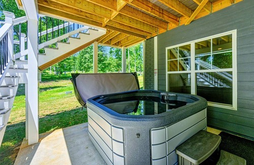 Mineral House | Relaxing Lakefront Retreat at Lake Anna with Hot Tub & Dock