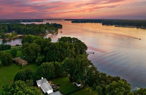 Mount Mourne House | Idyllic Lakefront Living with Family-Friendly Amenities