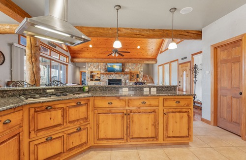 Roach Cabin | Relax at Lakefront Lodge: Top-Rated Cabin Retreat with Beach