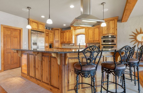 Roach Cabin | Relax at Lakefront Lodge: Top-Rated Cabin Retreat with Beach