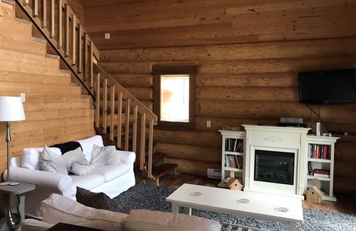 Lake Cowichan Hotel | Unforgettable Lakefront Log Cabin at Beaver Lake Resort