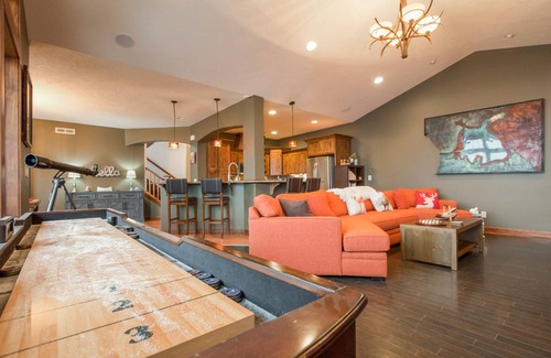 Loon Lake House | Elegant Lakefront Retreat on Deer Lake with Scenic Views