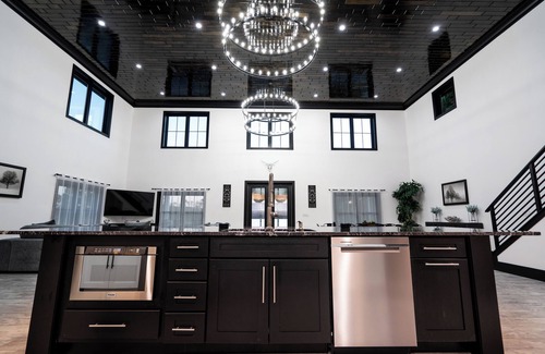 Geneva House | LAKEFRONT LUXURY WITH HOT TUB & 30 MINS. FROM THEME PARKS