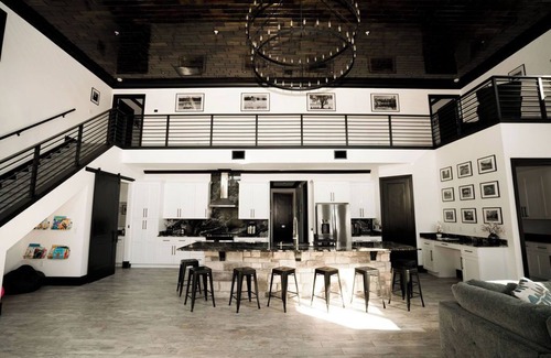Geneva House | LAKEFRONT LUXURY WITH HOT TUB & 30 MINS. FROM THEME PARKS