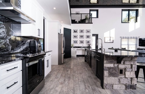 Geneva House | LAKEFRONT LUXURY WITH HOT TUB & 30 MINS. FROM THEME PARKS