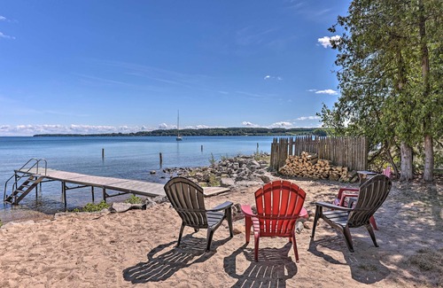 Suttons Bay Cottage | Pet-Friendly Lakefront Manitou Cottage Near Downtown Suttons Bay