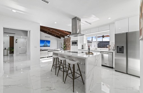 Miami Gardens House | Tranquil Lakeside Villa with Pool and Game Room Retreat