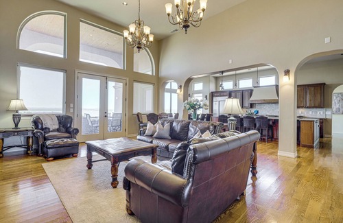 Tucumcari House | Lakefront Mansion: Game Room & Deck in New Mexico!