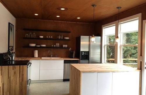 Grapeview Cabin | Tranquil Lakefront Mason Cabin with Kid & Pet-Friendly Amenities