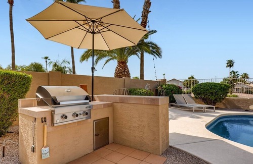 Desert Sands Golf Country House | 🌵🌴Lakefront Mesa family home+ private HEATED pool (no extra fee!)