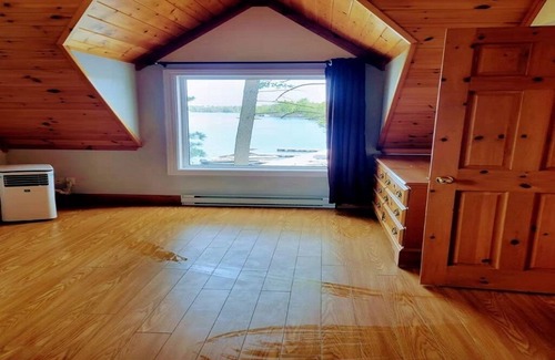 Gravenhurst Cottage | Beautiful Lakefront Muskoka Cottage with Scenic Views