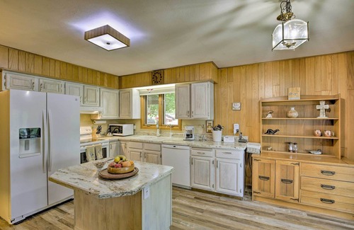 New Auburn Apartment | Lakefront New Auburn Apartment with Sauna & Sun Porch
