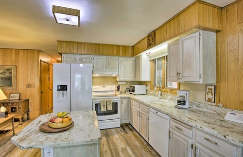 New Auburn Apartment | Lakefront New Auburn Apartment with Sauna & Sun Porch