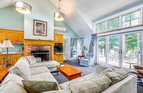 New London House | Relaxing Lakefront Retreat in New London with Hot Tub & Dock